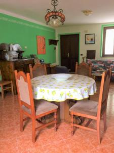 un comedor con mesa y sillas y una habitación con en Acero Rosso en San Colombano