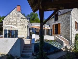ein Steinhaus mit einer Treppe, die hinauf führt in der Unterkunft Holiday home near Thizay with private pool in Thizay