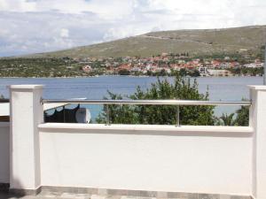 uma varanda com vista para um corpo de água em Charming Apartment in Greba tica with Terrace em Grebaštica