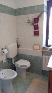 uma casa de banho com um WC e um lavatório em B&B La Coccinella Biologico em Graglia
