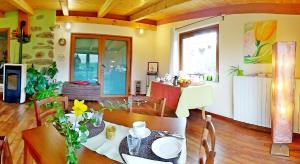 uma sala de estar com uma mesa e uma sala de jantar em B&B La Coccinella Biologico em Graglia