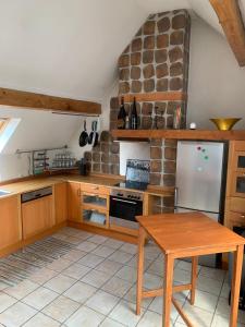 una cocina con armarios de madera y una pared de piedra. en Haus vom Nikolaus, en Herne