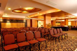 une chambre avec un groupe de chaises dans un hall dans l'établissement The Senator Hotel, à Kolkata
