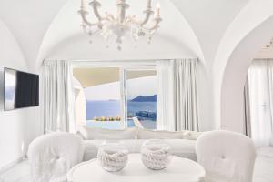 Canaves Oia Suites - Small Luxury Hotels of the World的电视和/或娱乐中心