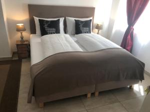 Fenix Hall Boutique Hotel Hallstatt客房内的一张或多张床位
