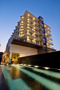 un edificio con una piscina de agua frente a un edificio en Tsix5 Hotel, en Norte de Pattaya