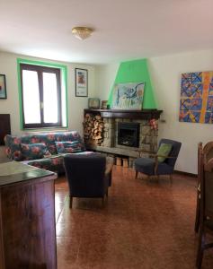 sala de estar con sofá y chimenea en Acero Rosso en San Colombano