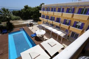 um hotel com piscina e um edifício em Katerina Hotel em Agia Marina