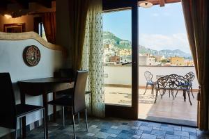 Pokój z widokiem na balkon ze stołem i krzesłami w obiekcie La casa del Balivo w mieście Dorgali