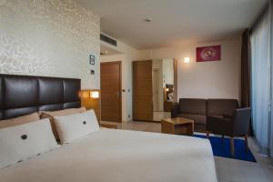 Łóżko lub łóżka w pokoju w obiekcie Aqua Hotel