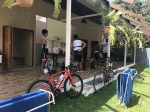 在Baan Hinlad Home and Hostel内部或周边骑自行车