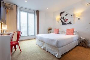 En eller flere senge i et værelse på Hôtel Colette Cannes Centre