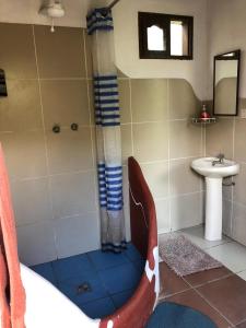 een badkamer met een douche en een wastafel bij Quinta Conciencia in Samaipata