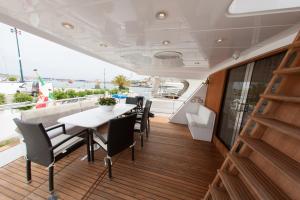 a dining area on the aft deck of a yacht at Vita Nauta Boat & Breakfast in Gaeta