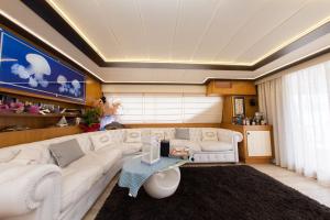 ein Wohnzimmer mit einem weißen Sofa und einem Tisch in der Unterkunft Vita Nauta Boat & Breakfast in Gaeta
