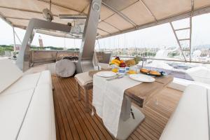 einen Tisch und Stühle auf einem Boot mit einer Mahlzeit darauf in der Unterkunft Vita Nauta Boat & Breakfast in Gaeta