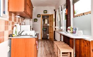 Kuchyň nebo kuchyňský kout v ubytování Klára Apartman