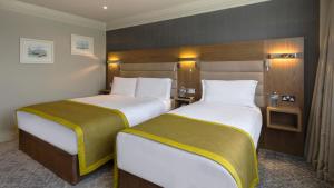 Rúm í herbergi á Bonnington Hotel & Leisure Centre