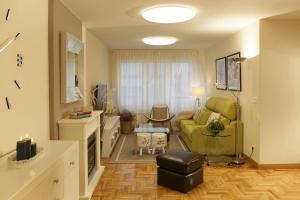 a living room with a green couch and a table at Apartamento Ravachol Pontevedra ciudad in Pontevedra