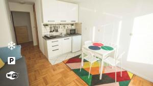 Kuchyňa alebo kuchynka v ubytovaní Apartment by Jassi