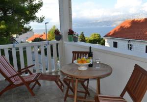 una mesa con un bol de fruta en el balcón en Apartments Puli - 200m from sea, en Postira