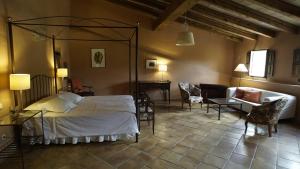 エスポレスにあるAgroturismo Can Torna AG178のベッドルーム1室(ベッド1台、テーブル、椅子付)