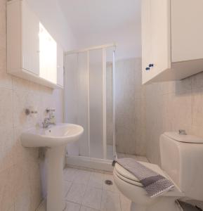 Shark Apartments tesisinde bir banyo