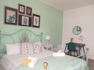 a bedroom with a bed with towels on it at B&B Marsà in Marzamemi