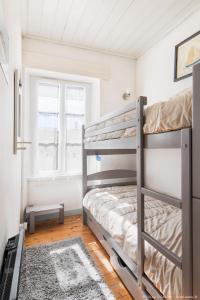 Un dormitorio con dos literas y una ventana. en Maison Aumière, en La Flotte