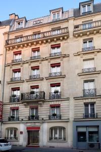 パリにあるラミラルの窓とバルコニー付きの大きな石造りの建物