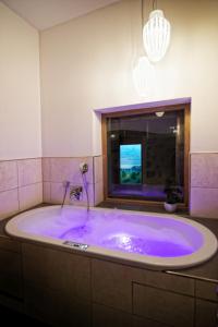 Ett badrum på Burg Colmberg Hotel