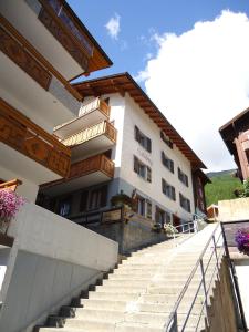 uma escada que leva a um edifício com escadas em Haus Holiday em Saas-Fee