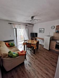 Sala de estar con cama y mesa de comedor en Apartment Martina, en Rab