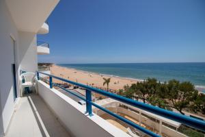 een balkon met uitzicht op het strand bij Quarteira Beach in Quarteira
