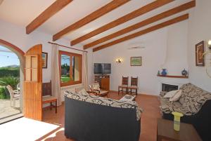 - un salon avec un canapé et une cheminée dans l'établissement Villa Tabou, à Selva