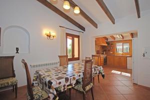 une salle à manger avec une table et une cuisine dans l'établissement Villa Tabou, à Selva