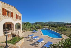 eine Villa mit einem Pool neben einem Gebäude in der Unterkunft Villa Rotes in Campanet