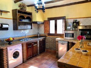 A kitchen or kitchenette at Cortijo la Loma de la Alpujarra