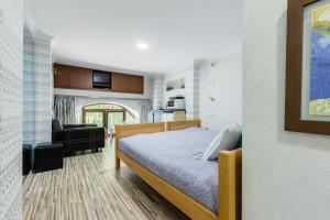 - une chambre avec un lit et un salon dans l'établissement HB apartments Akhvelediani II, à Tbilissi