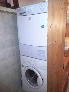 een wasmachine en droger in een kleine kamer bij APPARTAMENTO INDIPENDENTE IN VILLETTA IN BIOARCHITETTURA in Gemmano