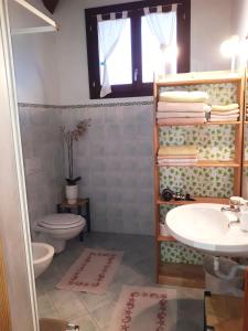 een badkamer met een toilet en een wastafel bij APPARTAMENTO INDIPENDENTE IN VILLETTA IN BIOARCHITETTURA in Gemmano