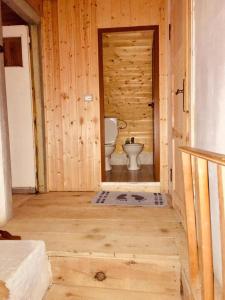 Koupelna v ubytování Guesthouse Dritan Tethorja