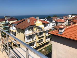 a view of a city with houses and the ocean at Guest House Rai in Kiten