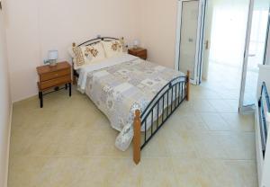 Ένα ή περισσότερα κρεβάτια σε δωμάτιο στο Analipsi House Afrodite