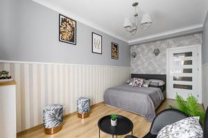 Dormitorio pequeño con cama y mesa en ClickTheFlat Palace of Culture View - Apart Rooms en Varsovia