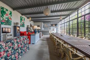 uma grande sala de jantar com uma mesa longa e cadeiras em Villa Rotonda em Alquerías del Niño Perdido