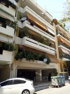 un coche blanco estacionado frente a un edificio con plantas en Studio NATASHA in the area of Kallithea, en Atenas