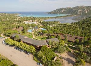 una vista aerea di un resort con auto parcheggiate sulla spiaggia di Residence Castell'Verde a Porto Vecchio