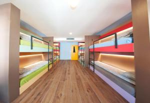 Palanda nebo palandy na pokoji v ubytování Ura Hostel