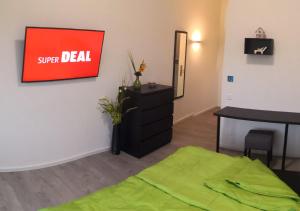 Uma televisão e/ou sistema de entretenimento em BeachIN - Sport, Events, Hotel, Restaurant, Bar